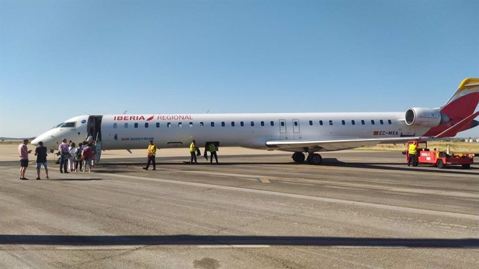 Archivo - Avión de Air Nostrum en el Aeropuerto de Badajoz.