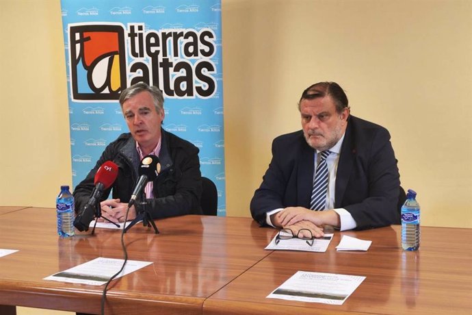 El vicerrector del Campus, José Luis Ruiz Zapatero, y el presidente de la Mancomunidad Tierras Altas de Soria, José Ramón Ruiz Sastre, en la presentación del ciclo de conferencias en Tierras Altas.