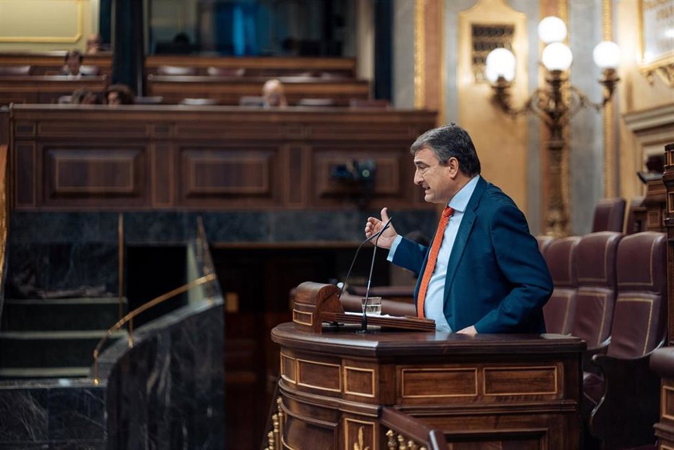 Archivo - El portavoz del EAJ-PNV, Aitor Esteban, interviene durante una sesión de control al Gobierno, en el Congreso, a 20 de marzo de 2024, en Madrid
