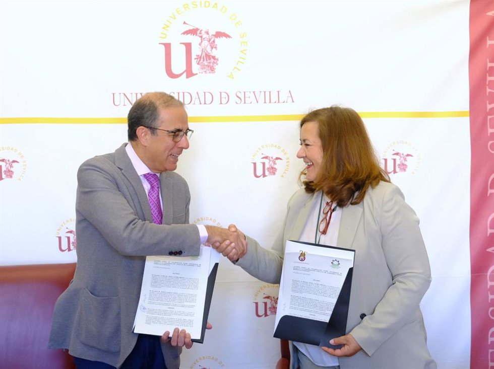 El rector de la Universidad de Sevilla, Miguel Ángel Castro Arroyo, y la presidenta de ConFeafa, Ángela García Cañete, en la firma del acuerdo de colaboración para desarrollar viviendas adaptadas a personas con Alzheimer.