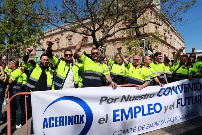 Trabajadores de Acerinox durante una concentración a las puertas del Parlamento Andaluz.