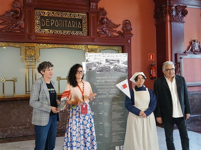 El subdirector de Cultura del Ayuntamiento de Bilbao, Justo Ezenerro, y la responsable de Bilbao Izan, Nagore Zuazo, junto a dos de las integrantes de las visitas guiadas teatralizadas por los barrios.