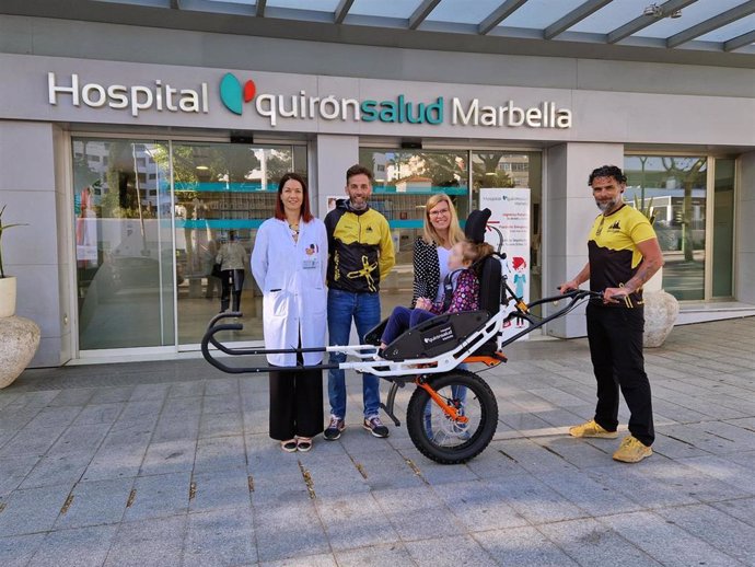 El Hospital Quirónsalud Marbella dona una silla adaptada al CD Ultra Trail Sierra Blanca