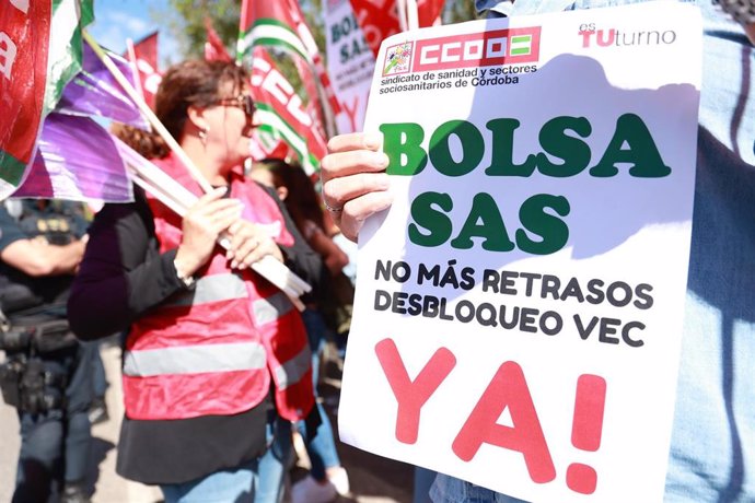 Concentración convocada por CCOO para reclamar la publicación inmediata de los listados de la bolsa del Servicio Andaluz de Salud (SAS). A 30 de abril de 2024, en Sevilla (Andalucía, España). 