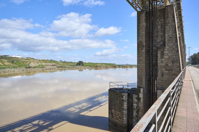 Archivo - La presa de Alcalá del Río libera agua tras las lluvias caídas al paso de la borrasca Mónica, a 11 de marzo de 2024 en Sevilla (Andalucía, España). Los embalses de la cuenca del Guadalquivir ganan 200 hectómetros con las lluvias de la borrasca M