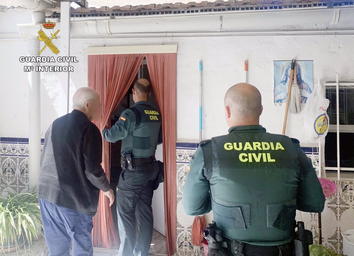La Guardia Civil rescata a un hombre de 92 años en el incendio de su vivienda en Fortuna (Murcia)