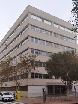 Archivo - Sede administrativa de varias delegaciones territoriales de la Junta de Andalucía en Almería, en calle Hermanos Machado.
