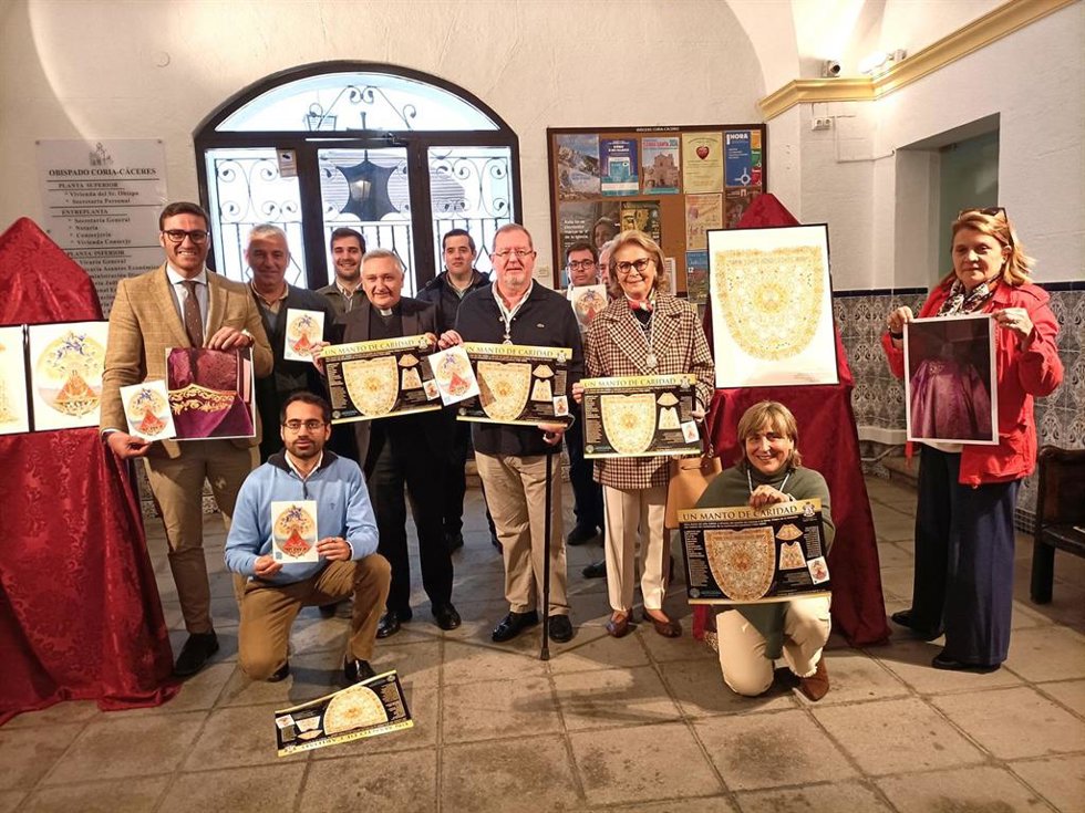 Presentación del regaldo del manto que los cacereños harán a la Virgen de la Montaña en su centenario