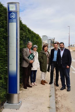Gertente de Auvasa, Eduardo Cabanilla y concejal de Tráfico y Movilidad, Alberto Gutiérrez, en la parada de La Galera.