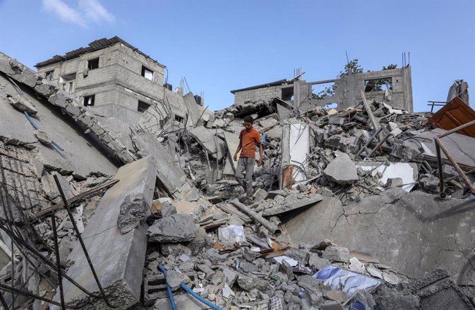 29 April 2024, Palestinian Territories, Rafah: Palestinians inspect the massive destruction of the house belonging to the Al-Khatib family after the bombing by Israeli warplanes. Photo: Abed Rahim Khatib/dpa