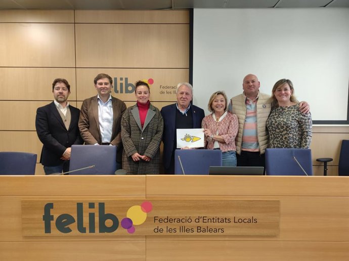 El presidente de la Felib, Jaume Ferriol, junto al sacerdote Jaume Alemany, durante la presentación de las nuevas medidas para señalizar el paso por Mallorca del Camino de Santiago.