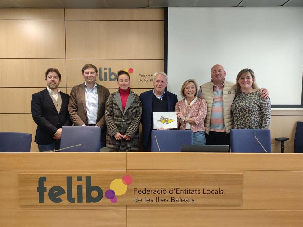 El presidente de la Felib, Jaume Ferriol, junto al sacerdote Jaume Alemany, durante la presentación de las nuevas medidas para señalizar el paso por Mallorca del Camino de Santiago.