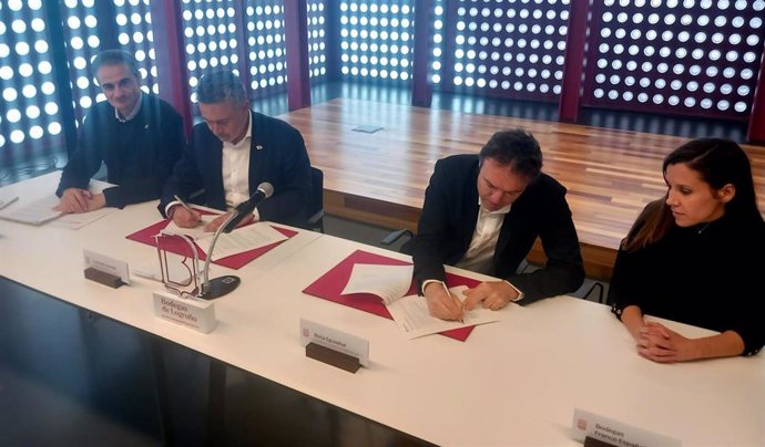 Un convenio entre Ayuntamiento y bodegas de Logroño potenciará la capital como "destino enoturístico por excelencia"