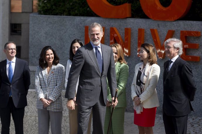 El Rey Felipe VI (c) preside el acto institucional conmemorativo del 50º aniversario de CUNEF Universidad, a 30 de abril de 2024, en Madrid (España). Reconocida como Universidad en el año 2019, su actividad académica se remonta a 1973 desde donde se han f