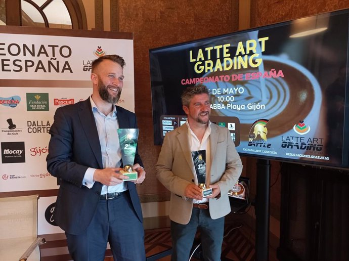 El director de Visita Gijón/Xixón, Daniel Martínez Junquera (izda) y el barista Adrián Fernández Menéndez, presentan el Campeonato de España de Latte Art Grading (LAGS).