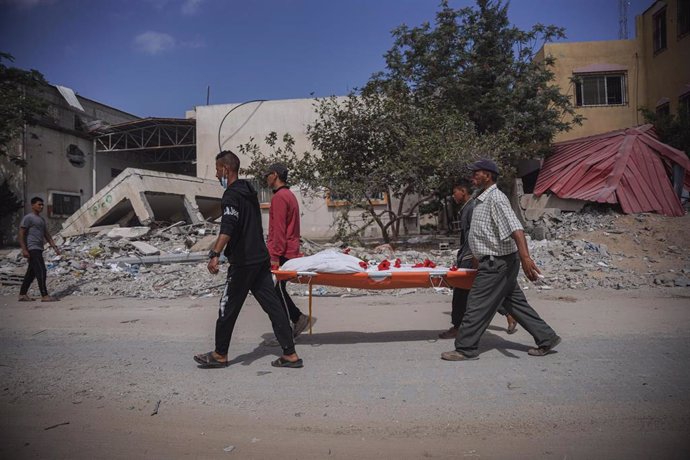 Palestinos trasladan un cadáver en Jan Yunis, en el sur de la Franja de Gaza, tras la retirada del Ejército de Israel de la ciudad (archivo)