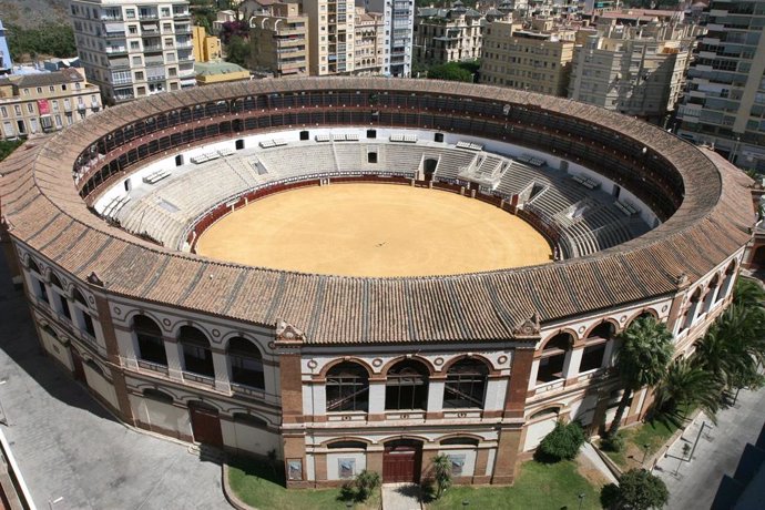 Archivo - Vista aérea de la plaza de toros de Málaga