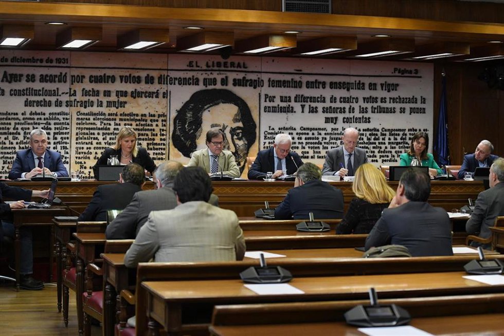 El diputado del PSOE, Santos Cerdán (1i), comparece durante la Comisión de Investigación sobre los contratos públicos realizados durante la pandemia de covid-19, en el Senado, a 30 de abril de 2024, en Madrid (España). Santos Cerdán ha comparecido hoy e