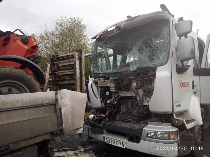 Dos heridos leves al colisionar dos camiones en una pista en Vilar de Barrio (Ourense)