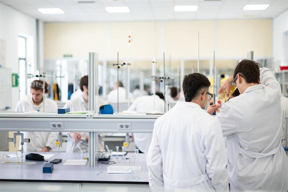 Archivo - Solo un 8% de los titulados en FP lo hacen en industriales y tecnológicas pese a tener estos cursos mejores condiciones laborales