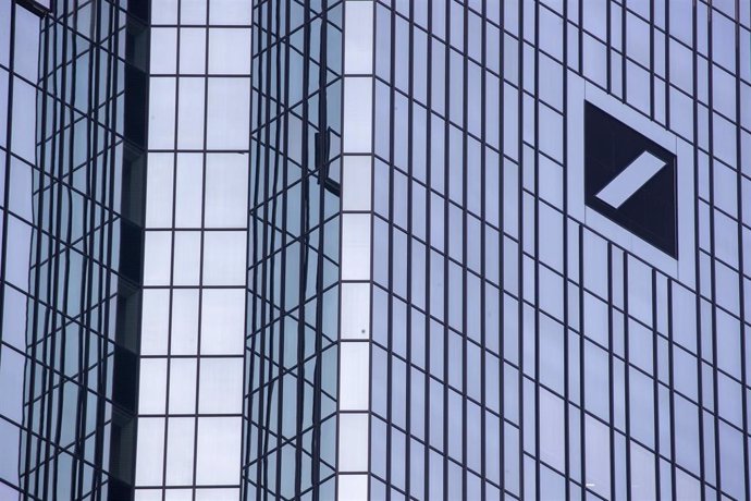Archivo - FILED - 16 March 2023, Hesse, Frankfurt_Main: Deutsche Bank's logo is seen on the bank's headquarters building in Frankfurt's banking district. Photo: Helmut Fricke/dpa