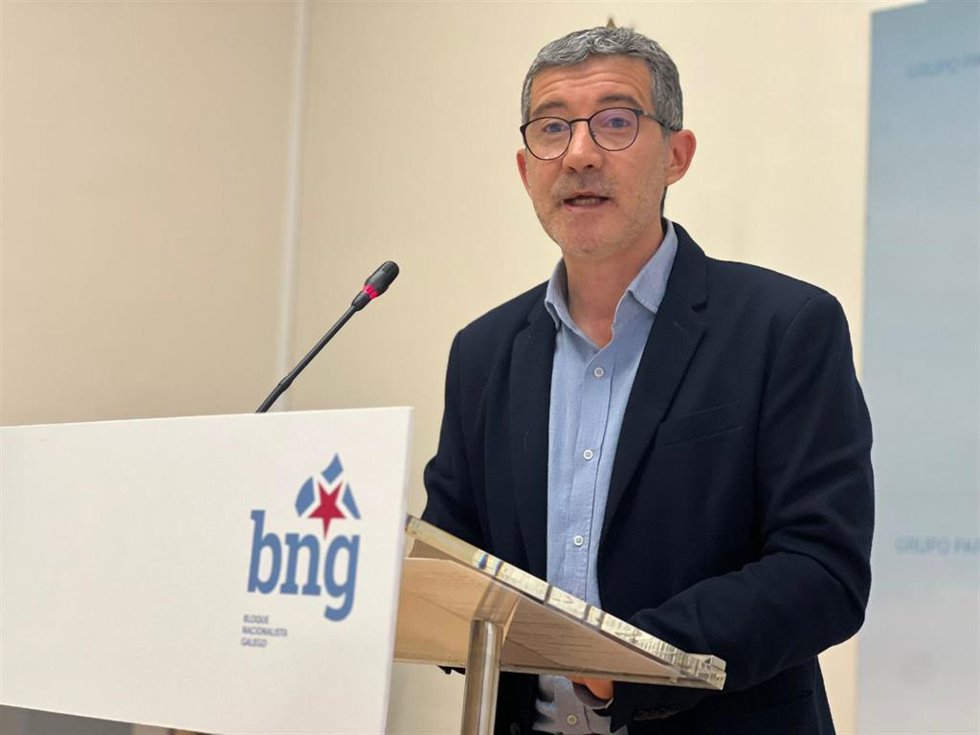 El portavoz de Xustiza e Deportes del Grupo del BNG, Iago Tabarés, en rueda de prensa en el Parlamento.