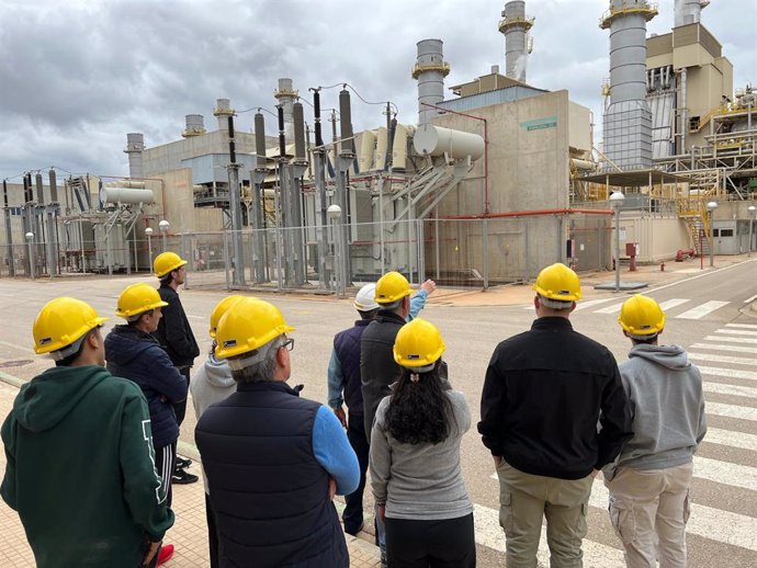 Alumnos del curso de instalaciones eléctricas visitan la planta de ciclo combinado de Cas Tresorer.