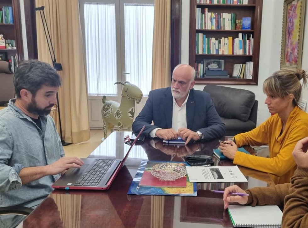 Javier Vidal con el historiador y arqueólogo Jesús Román.