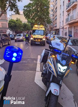 Policía Local y 061 asisten a un joven en un domicilio de la zona de Marquès de la Fontsanta (Palma)