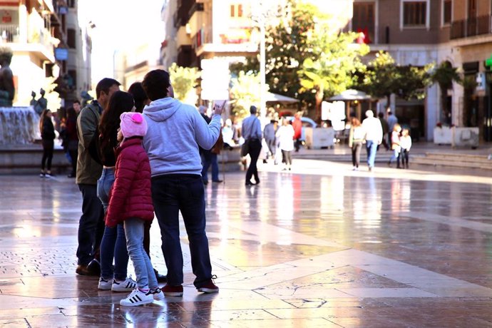 Archivo - Turistas en la plaza de la Virgen de València