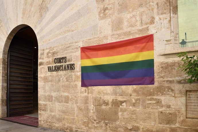 Archivo - Bandera LGTBI en la fachada de Les Corts
