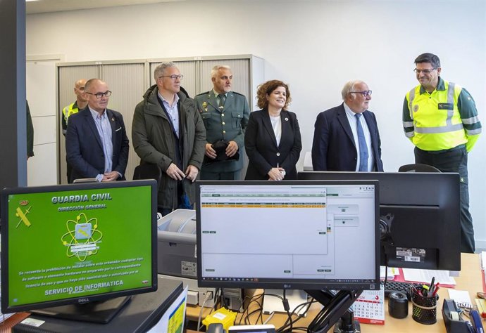 Visita a las nuevas instalaciones provisionales de Tráfico en Santiago.