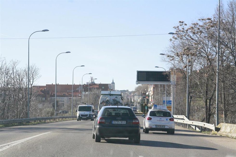 Archivo - Tráfico en una carretera de Toledo.