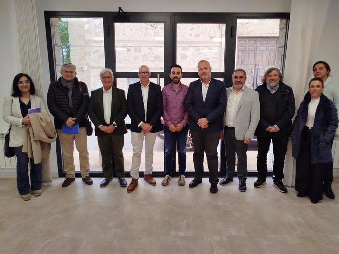 El viceconsejero de Planificación Estratégica de C-LM, José Antonio Carrillo, reunido con miembros de la Asociación Grupo de Desarrollo Rural de la Sierra de Alcaraz y el Campo de Montiel.