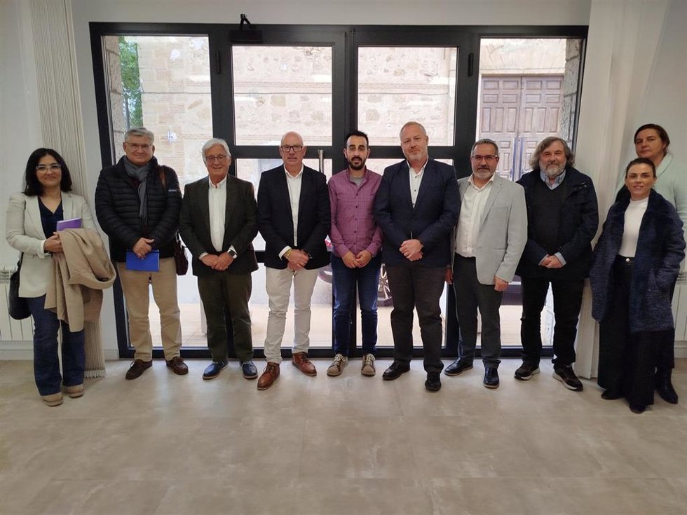 El viceconsejero de Planificación Estratégica de C-LM, José Antonio Carrillo, reunido con miembros de la Asociación Grupo de Desarrollo Rural de la Sierra de Alcaraz y el Campo de Montiel.