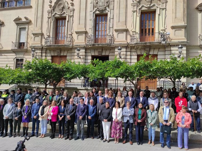 Minuto de silencio a las puertas del Ayuntamiento de Jaén