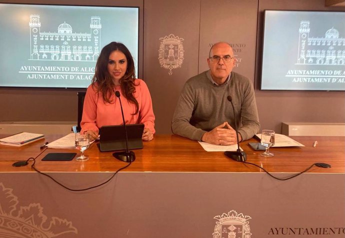 Archivo - Los portavoces adjuntos del equipo de gobierno en el Ayuntamiento de Alicante, Ana Poquet y Manuel Villar.