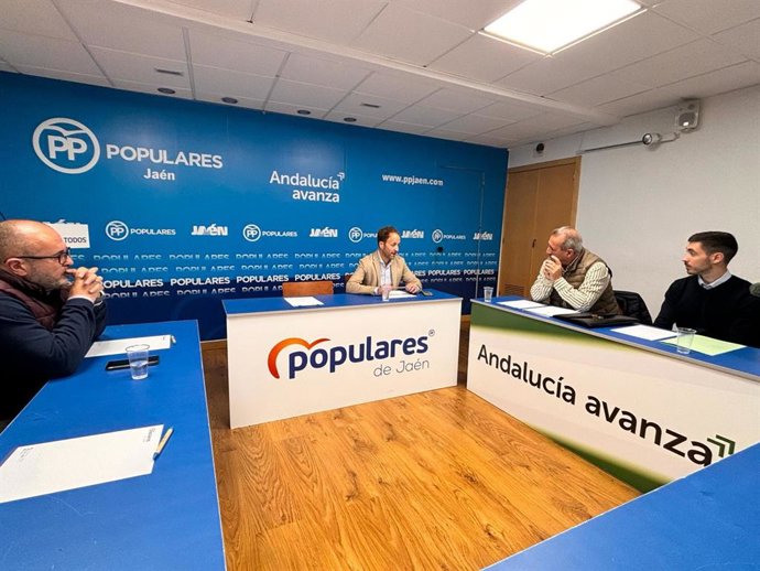 Domínguez (c), en la reunión con representantes de los fabricantes y expendedores de pan.