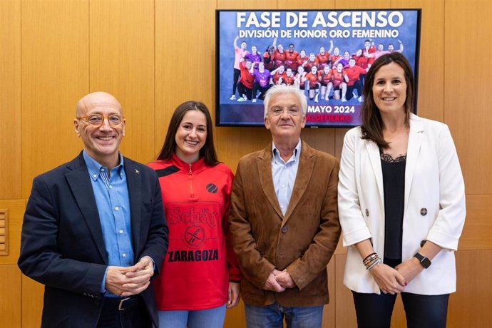 Félix Brocate, Concejal Delegado De Deportes. - Cristina García, Directora General De Deportes Del Gobierno De Aragón. - Miguel Mendo, Presidente Del BM Colores. - Silvia Barrera, Capitana Del Equipo.