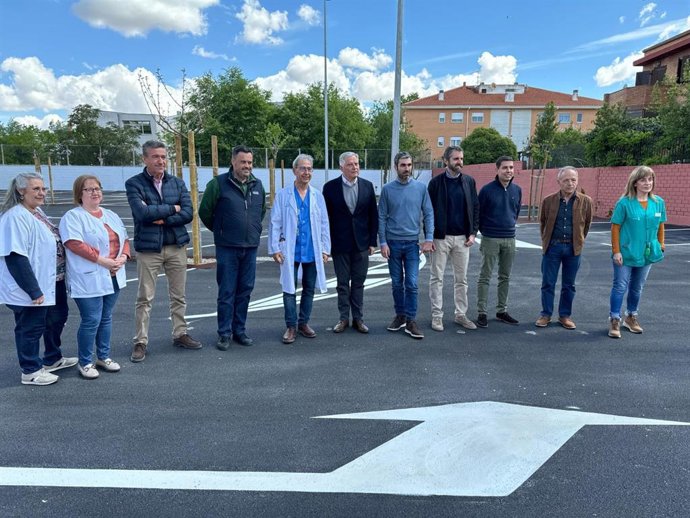 El alcalde de Ciudad Real, Francisco Cañizares, y el concejal de Movilidad, Miguel Hervás, en el recién remodelado aparcamiento disuasorio de la calle Severo Ochoa.