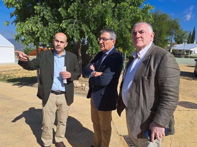 El presidente de la Diputación, Francisco Salado, realiza una visita institucional a Archidona, junto con el alcalde, Manuel Almohalla.