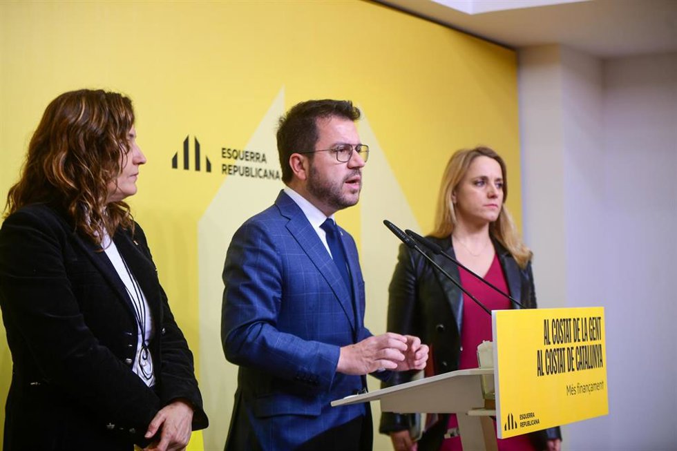 La vicepresidenta del Govern y 2 de ERC por Barcelona, Laura Vilagr; el presidente de la Generalitat y candidato a la reelección, Pere Aragons, y la consellera de Economía y Hacienda de la Generalitat, Natlia Mas.