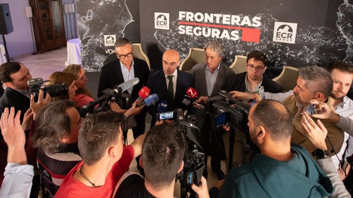 Buxadé atiende a los periodistas en Algeciras.