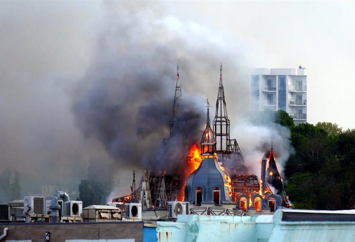 Incendio del Palacio de Estudiantes de la Academia de Derecho en la ciudad de Odesa, en el sur de Ucrania, tras ser alcanzado por un ataque del Ejército de Rusia