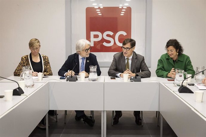 El candidato del PSC a las elecciones, Salvador Illa, y el presidente de Foment del Treball, en la reunión celebrada este martes en Barcelona