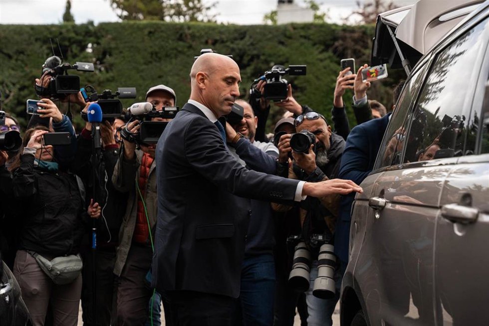 El expresidente de la RFEF Luis Rubiales sube a un vehículo tras declarar en calidad de imputado en el Juzgado de Primera Instancia e Instrucción Número 4 de Majadahonda.