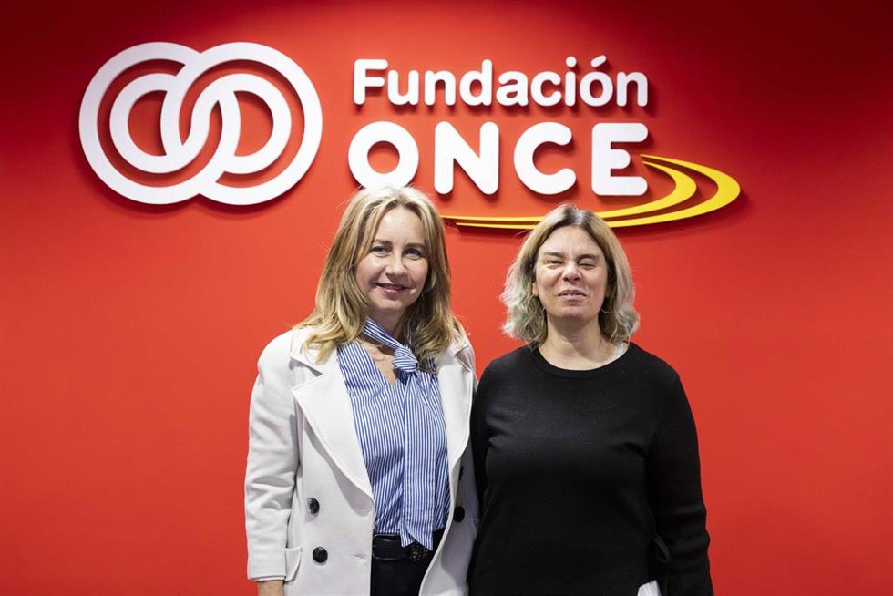 La presidenta de FEDEPE, Ana Bujaldón, y la secretaria general de la Fundación ONCE, Virginia Carcedo, en la firma de un convenio de colaboración suscrito por las dos entidades.