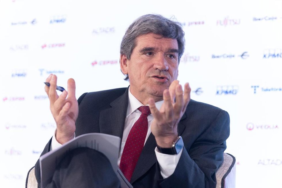 El ministro para la Transformación Digital y de la Función Pública, José Luis Escrivá, interviene durante un desayuno informativo de Europa Press, en el hotel Rosewood Villa Magna, a 12 de abril de 2024, en Madrid (España).
