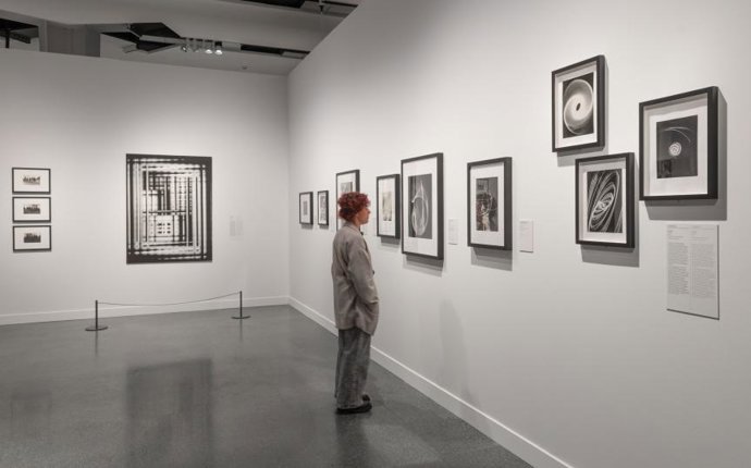 Visitante en la exposición Visiones expandidas. Fotografía y experimentación