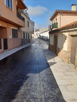 Archivo - Obra de mejora de una calle en un municipio cacereño